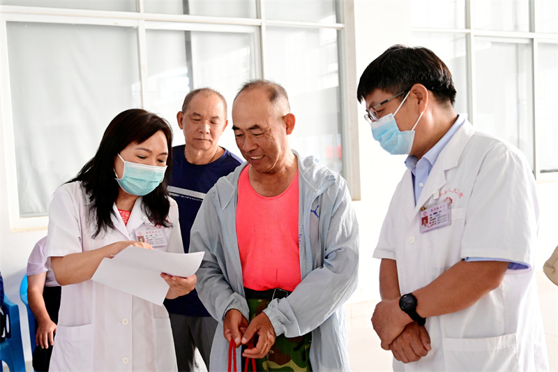 建水县人民医院为陶园社区老年人进行免费体检